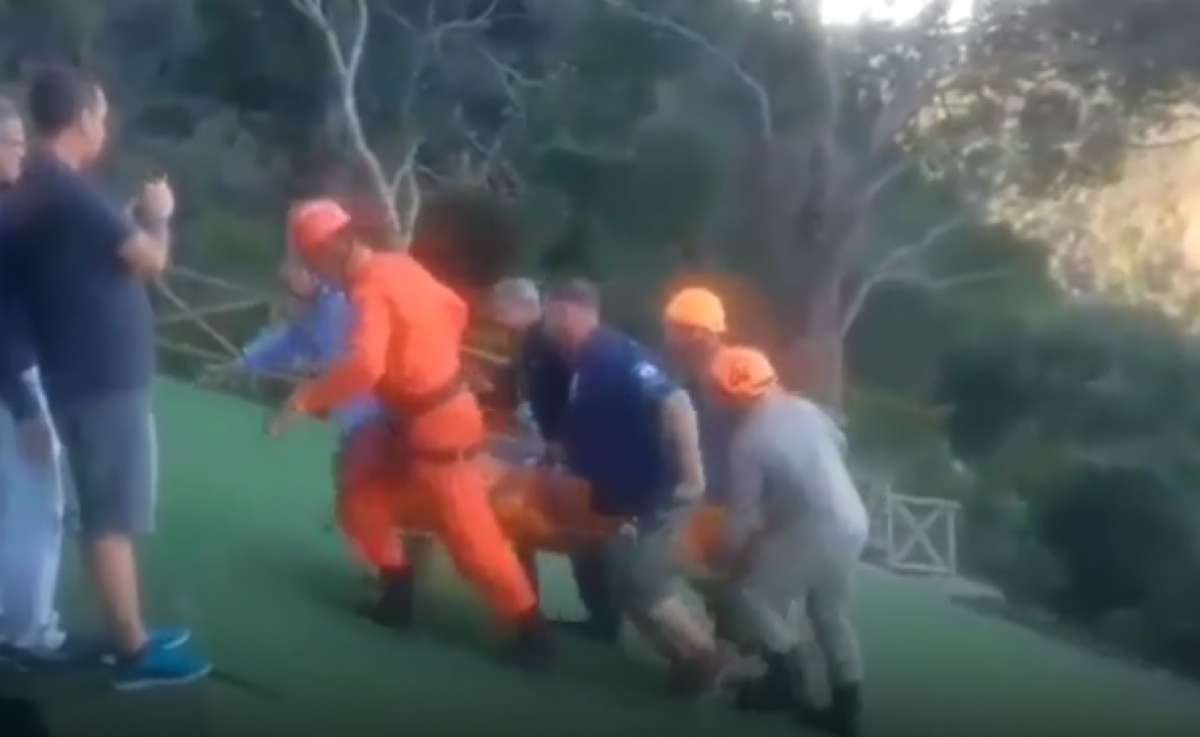 Vítima foi resgatada por Bombeiros após cair de asa delta - Reprodução