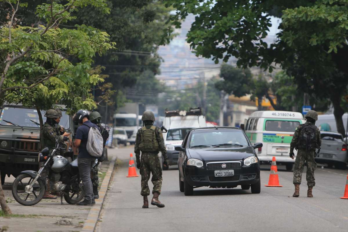 Nesta ter&ccedil;a-feira continua a megapera&ccedil;&atilde;o realizada pelas For&ccedil;as Armadas no Alem&atilde;o e na Mar&eacute;, na Zona Norte do Rio. Na foto militares fazem revista em ve&iacute;culos na Penha. Foto: Daniel Castelo Branco / Ag&ecirc;ncia O Dia