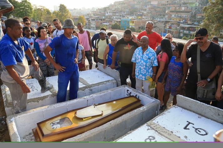 Enterro da costureira V&acirc;nia Silva Tib&uacute;rcio, 36 anos. O viuvo Carlos Alberto Lopes (camisa cinza com uma faixa preta). Ela  foi baleada por um policial militar em uma blitz (20) &agrave; noite, em Duque de Caxias, na Baixada Fluminense. A costureira estava passando de carro com o marido, pela Avenida Presidente Kennedy, e os dois foram abordados pela pol&iacute;cia. O enterro aconteeu no Cemit&eacute;rio Nossa Senhora das Gra&ccedil;as no Tanque do Anil em Duque de Caxias, Rio de Janeiro. Foto: Daniel Castelo Branco / Ag&ecirc;ncia O Dia