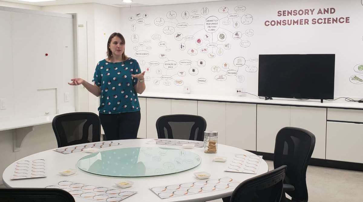 Laura Aguiar, mestre cervejeira da Ambev mostra onde 'o milagre acontece'. Nesta sala os mestres cervejeiros degustam os produtos, e não podem ter interferência externa