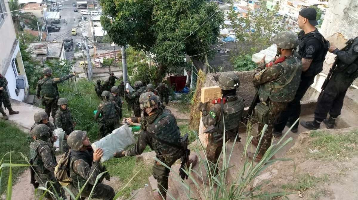 Militares encontraram drogas enterradas no Morro da Grota, no Complexo da Penha