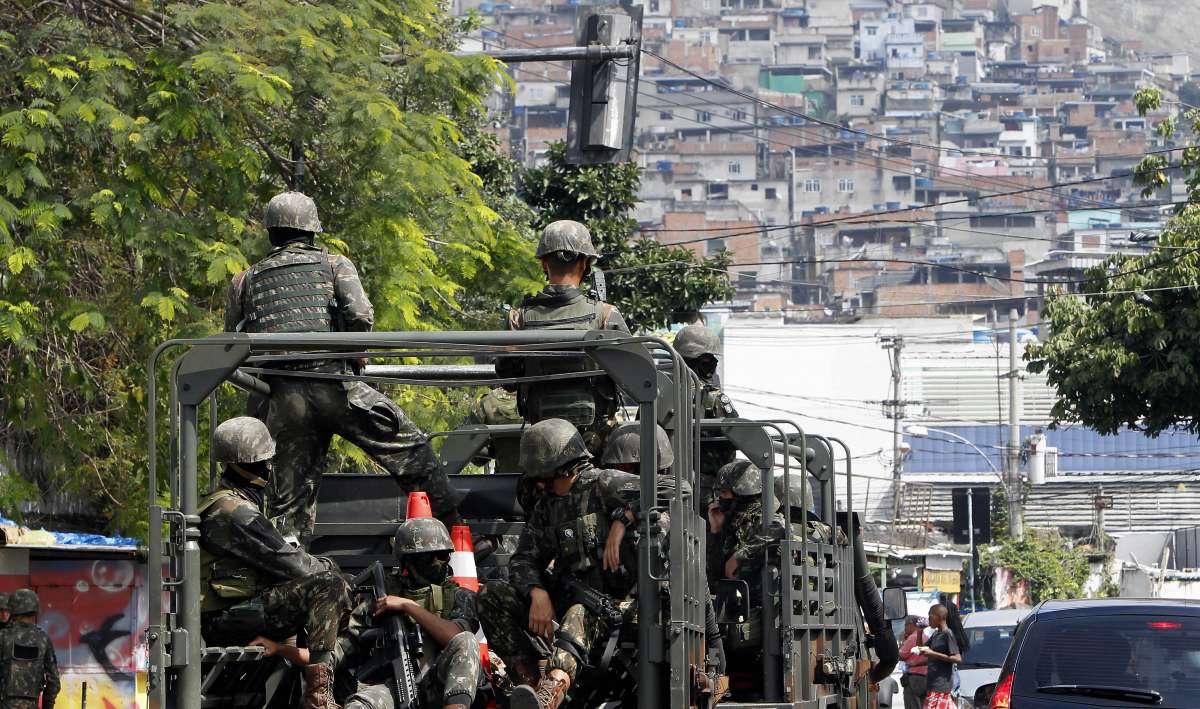 Militares na Vila Cruzeiro, Complexo do Alem&atilde;o
Foto  Severino  Silva Agencia O Dia
