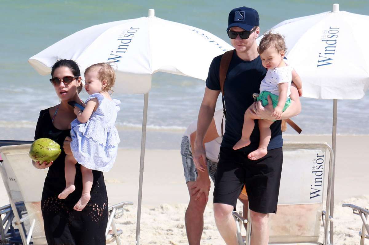 Michel Teló curte dia de praia com a mulher e os filhos, Melinda e Teodoro