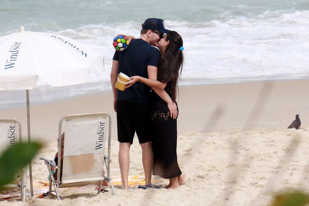 Michel Teló curte dia de praia com a mulher e os filhos, Melinda e Teodoro