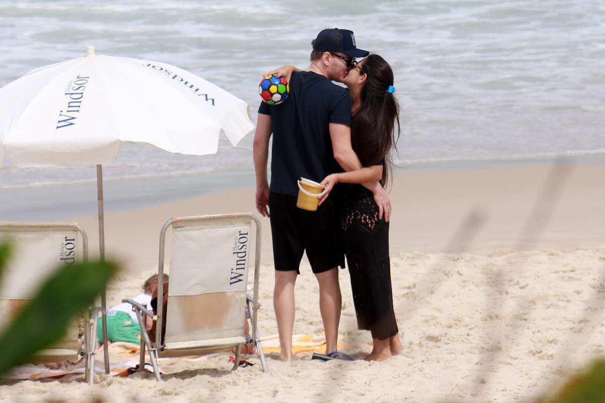 Michel Teló curte dia de praia com a mulher e os filhos, Melinda e Teodoro - Ag. News