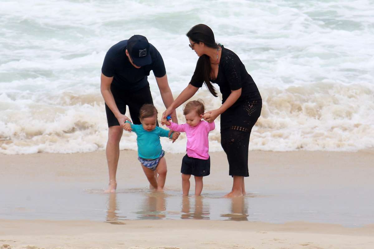 Michel Teló curte dia de praia com a mulher e os filhos, Melinda e Teodoro