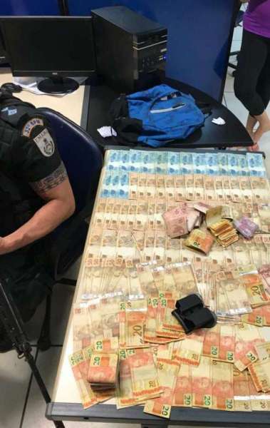 Polícia apreendeu mais de R$ 13 mil que estava em casa de traficantes, em Macaé - Divulgação/PMERJ