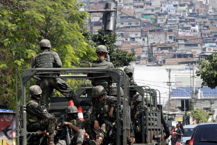 Militares durante operação nos complexos de favelas 