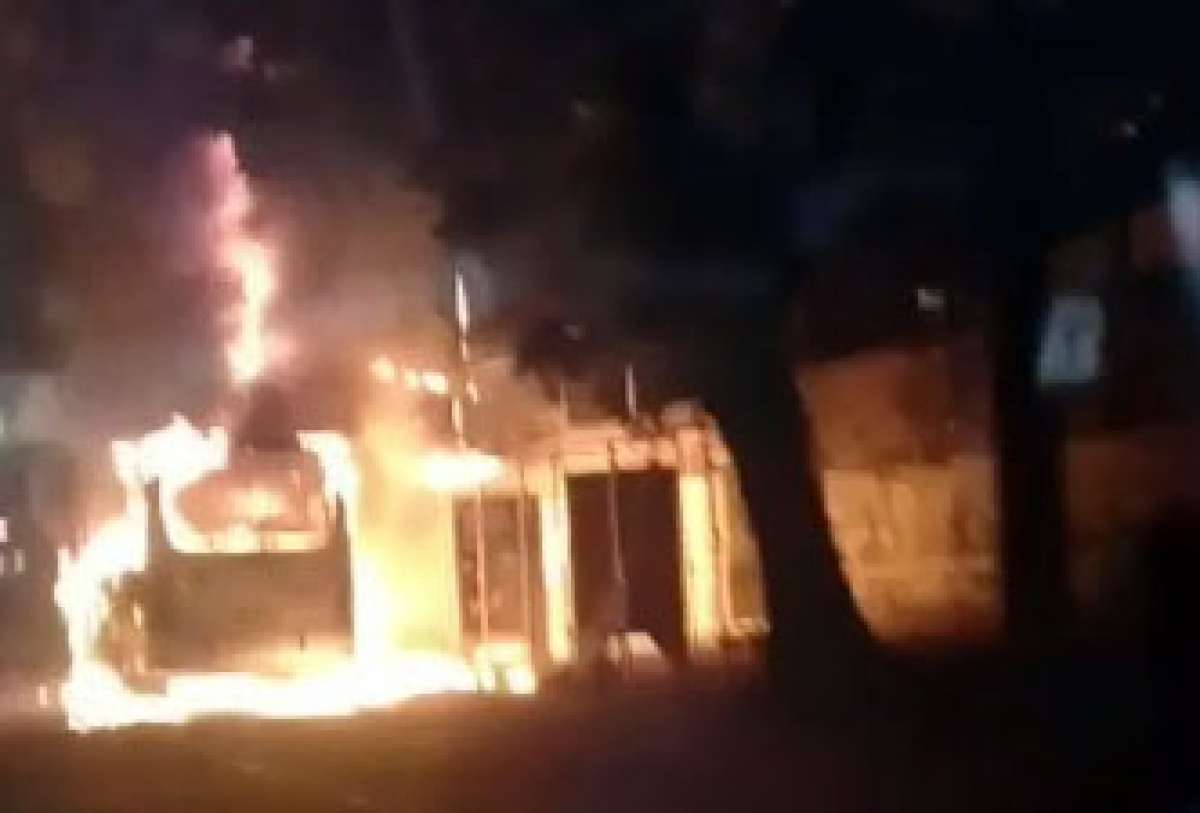 Veículo pegou fogo na altura do Viaduto de Pilares - Reprodução / OTTRJ