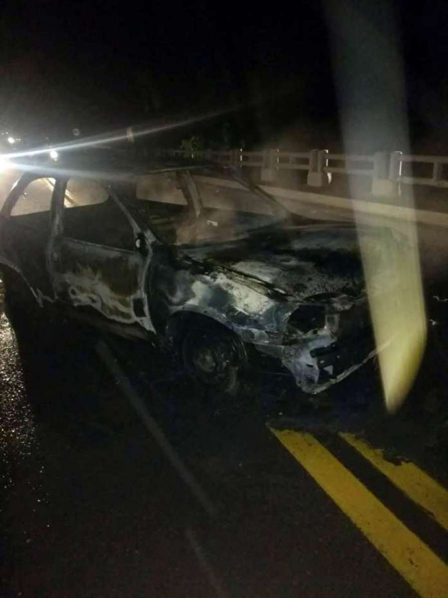 Os veículos foram incendiados na Rio-Santos