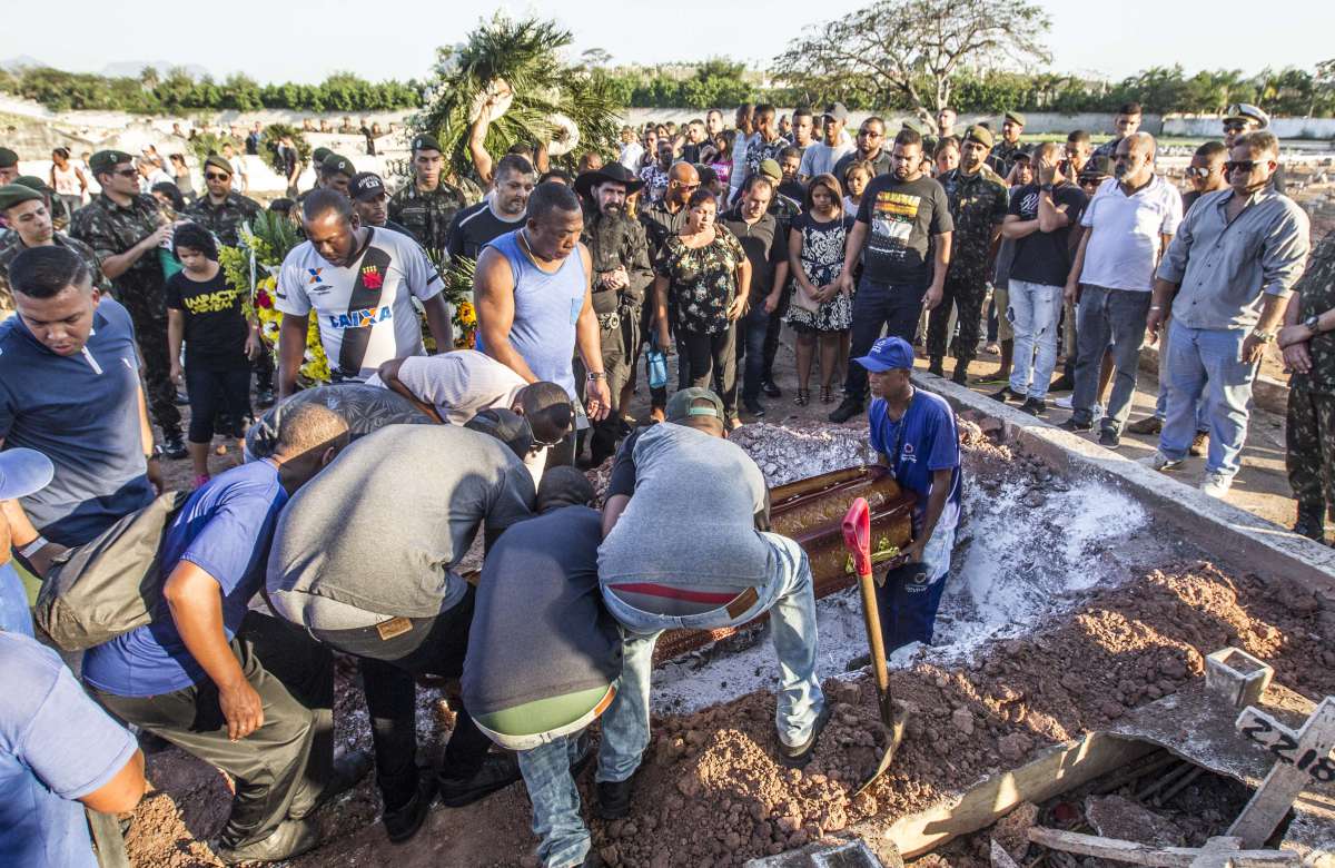 Enterro do militar assasinado em operacao no Alemao, soldado Marcos Vinicius, no cemiterio Ricardo Albuquerque. Rj, 23 de agosto.