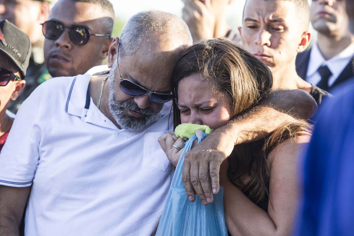 Enterro do militar assasinado em operacao no Alemao, soldado Marcos Vinicius, no cemiterio Ricardo Albuquerque. Na foto a namorada Chrystyanne Coelho.Rj, 23 de agosto.