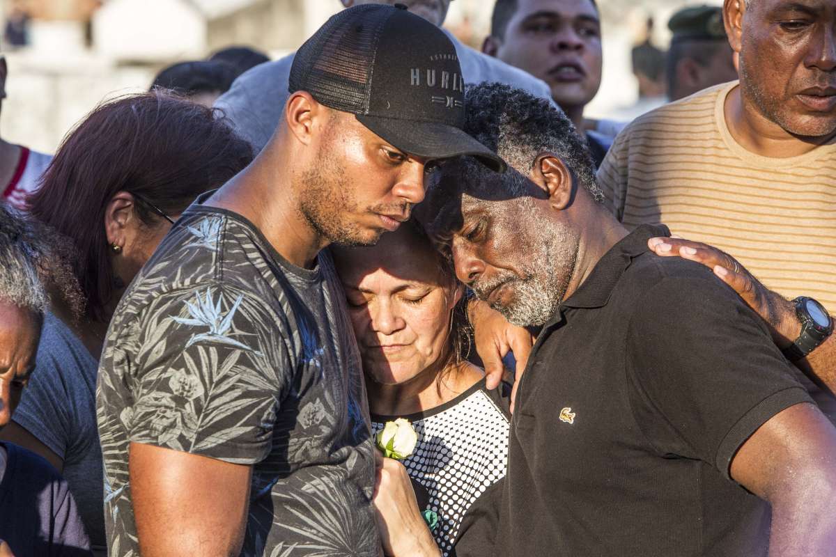 Enterro do militar assasinado em operacao no Alemao, soldado Marcos Vinicius, no cemiterio Ricardo Albuquerque. Na foto a mae Silvana. Rj, 23 de agosto.