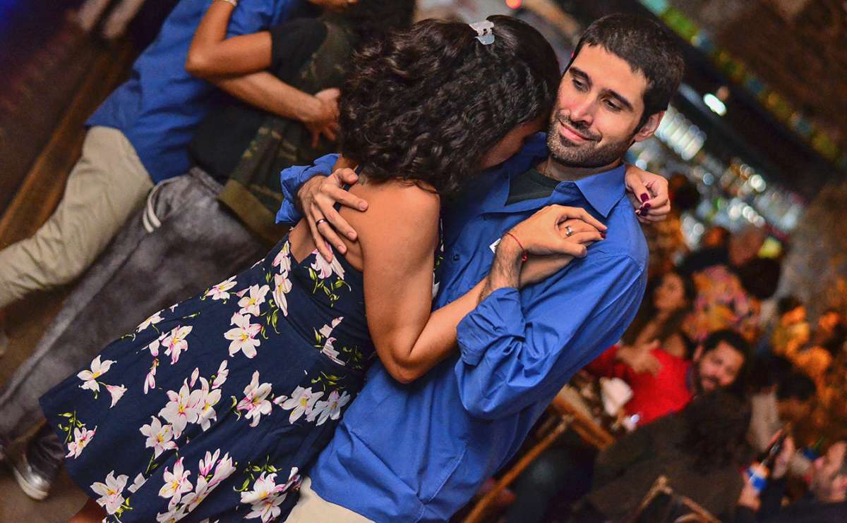 Criado para encorajar as mulheres que adoram dançar a dois e que frequentam casas de samba e de outros ritmos dançantes no Rio, o Projeto Baila-te!