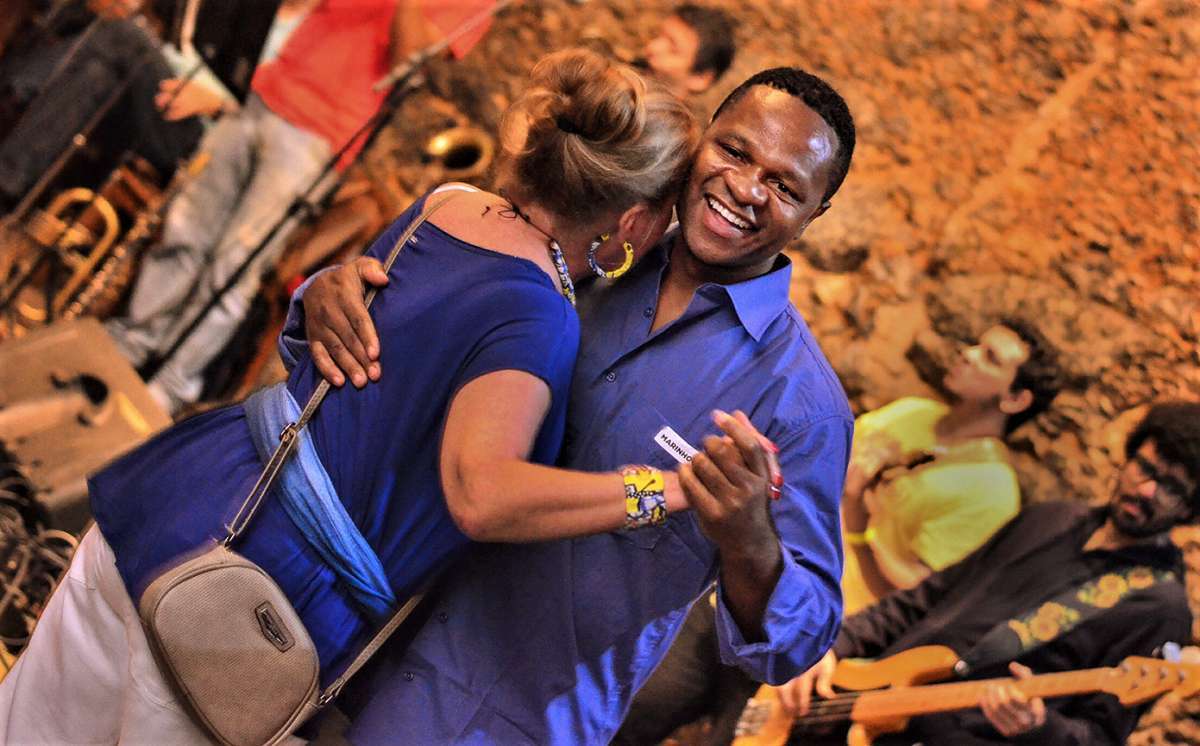 Criado para encorajar as mulheres que adoram dançar a dois e que frequentam casas de samba e de outros ritmos dançantes no Rio, o Projeto Baila-te!