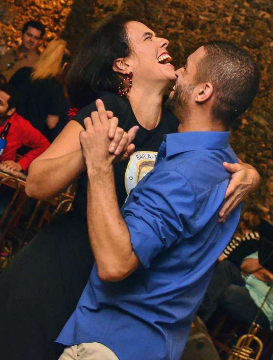 Criado para encorajar as mulheres que adoram dançar a dois e que frequentam casas de samba e de outros ritmos dançantes no Rio, o Projeto Baila-te!