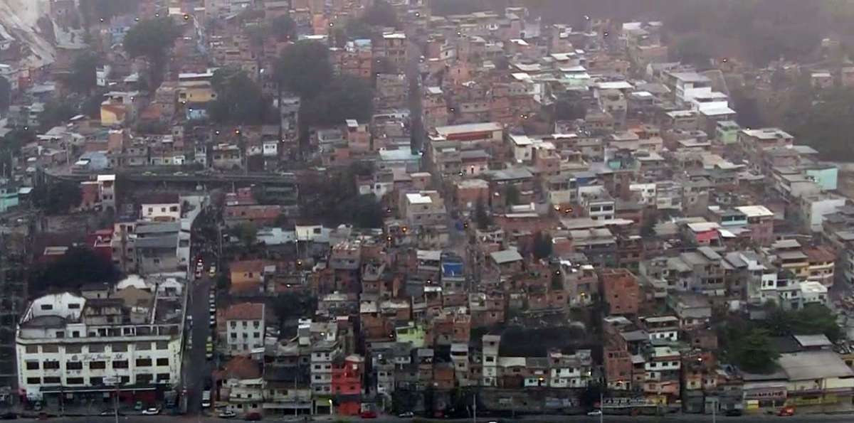 Moradores ouviram tiros no início da operação