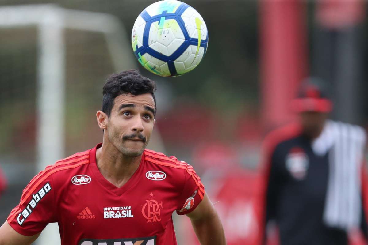 Henrique Dourado, atacante do Flamengo, se prepara para cabecear a bola, durante treino no Ninho do Urubu