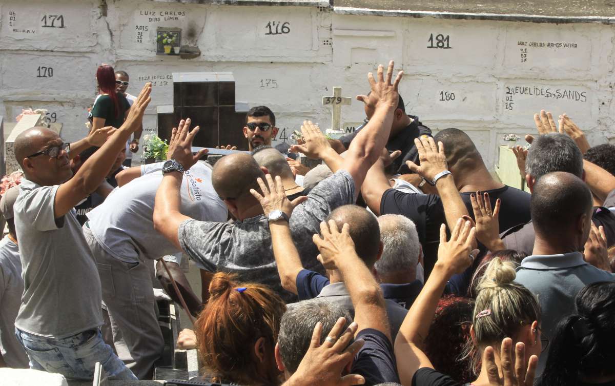 Entrro do soldado PM, Paulo Vitor Barbosa Lopes, no cemit&eacute;rio de Vila Rosali em S.J.Meriti.      Estefan Radovicz / Ag&ecirc;ncia O Dia                 CIDADE,POL&Iacute;CIA,PM,ASSALTO,MORTE
      Byline