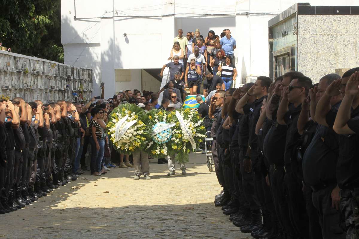 Entrro do soldado PM, Paulo Vitor Barbosa Lopes, no cemit&eacute;rio de Vila Rosali em S.J.Meriti.      Estefan Radovicz / Ag&ecirc;ncia O Dia                 CIDADE,POL&Iacute;CIA,PM,ASSALTO,MORTE
      Byline