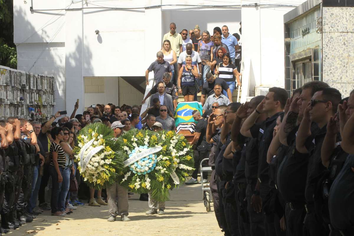 Entrro do soldado PM, Paulo Vitor Barbosa Lopes, no cemit&eacute;rio de Vila Rosali em S.J.Meriti.      Estefan Radovicz / Ag&ecirc;ncia O Dia                 CIDADE,POL&Iacute;CIA,PM,ASSALTO,MORTE
      Byline
