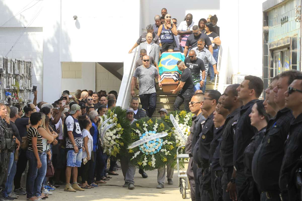 Enterro do soldado da PM, Paulo Vitor Barbosa Lopes em S&atilde;o Jo&atilde;o de Meriti, na Baixada Fluminense  - Estefan Radovicz / Ag&ecirc;ncia O Dia