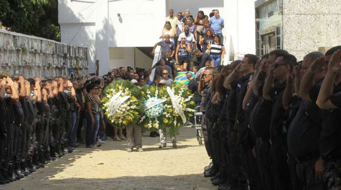 Paulo Vitor foi enterrado com honras militares, sob forte como��o, em S�o Jo�o de Meriti  
