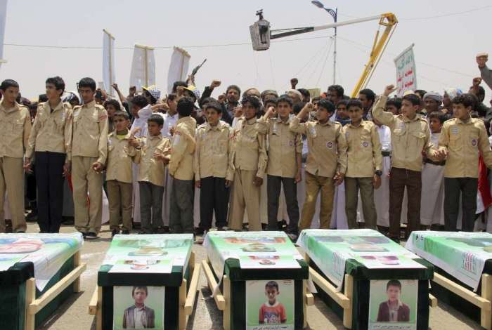 Crianças protestam em funeral no dia 13 de agosto, após ataque aéreo da coalização liderada pela Arábia Saudita que tirou a vida de 40 crianças.