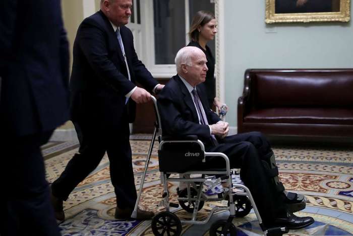 Senador americano John McCain tratava câncer agressivo desde julho de 2017