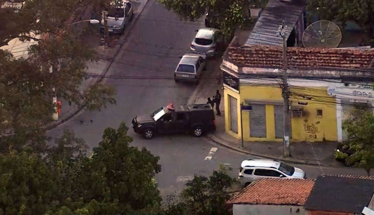 Agentes do Comando de Operações Especiais (COE) estão na região - Reprodução / TV Globo