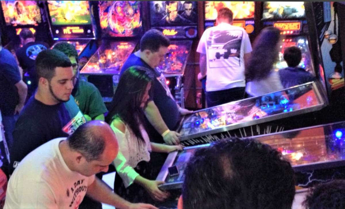 Fliperamas, febres nas décadas de 70 e 80, ainda mantêm legião de fãs de várias gerações. no Rio. Na Capital, o clube mais antigo antigos, o Pinball Rio Club, em Ramos, completou 15 anos de existência