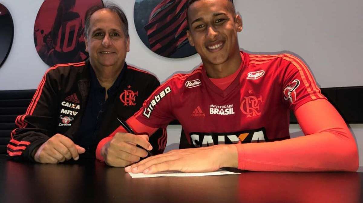 Flamengo anuncia renovação de contrato de Gabriel Batista até 2022 - Reprodução