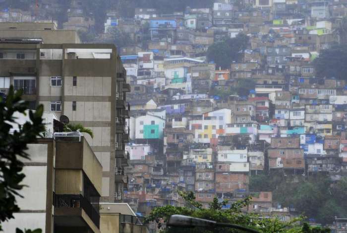 Morro Dona Marta, em Botafogo, amanhece com intensa troca de tiros, segundo moradores
