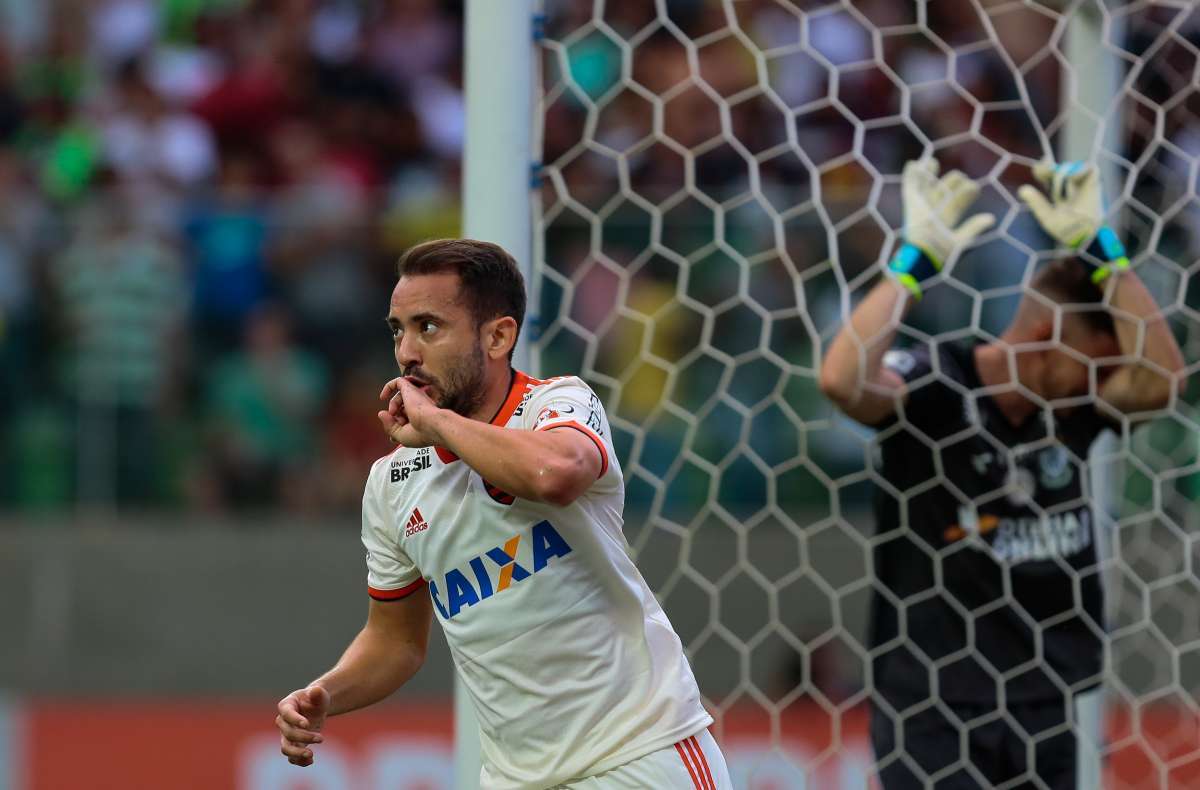 AGÊNCIA DE NOTÍCIAS/PARCEIRO - O jogador Éverton Ribeiro do Flamengo, durante comemoração do gol em partida válida contra a equipe do América Mineiro, pela 21ª rodada do Campeonato Brasileiro 2018, no estádio Independência, em Belo Horizonte, Minas Gerais, neste domingo (26). Foto: Fernando Michel/Parceiro/Agência O Dia