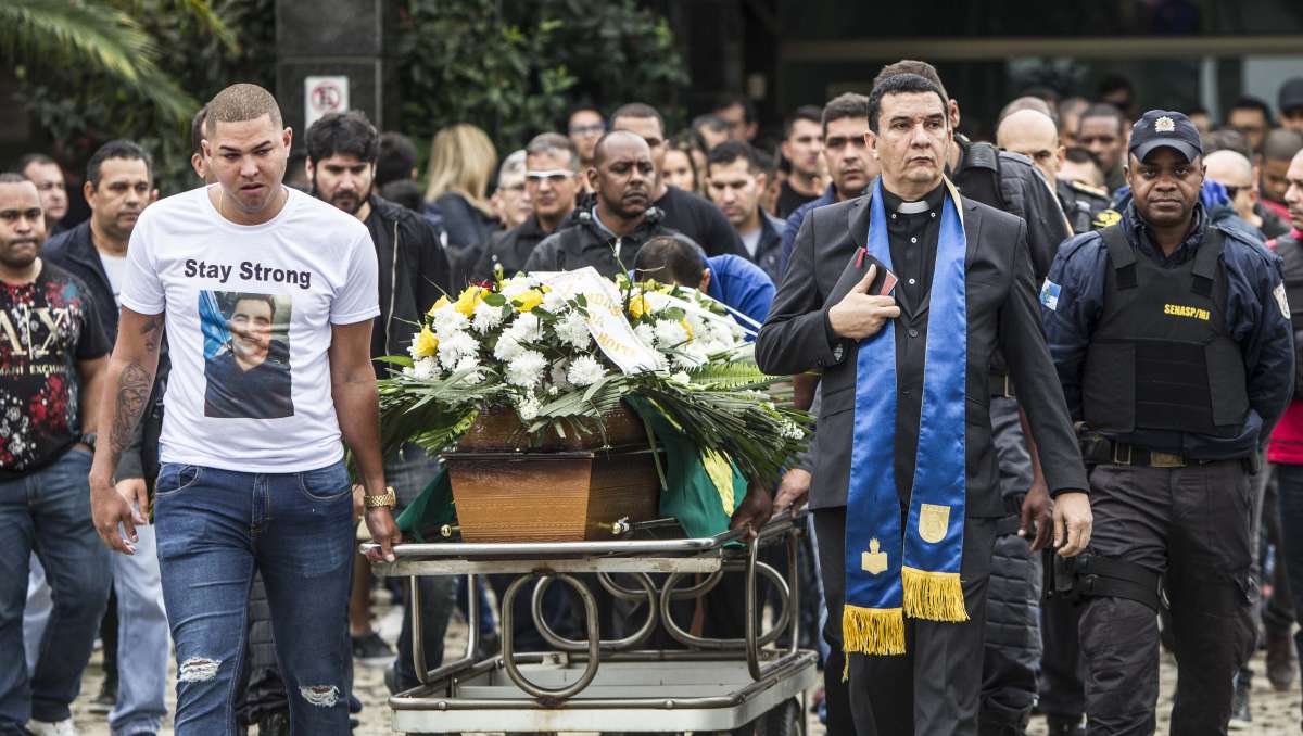 Enterro do cabo da Polícia Militar Guilherme da Costa Penetra, lotado no 7º BPM (São Gonçalo) no Cemitério Memorial Parque Nycteroy, em Laranjal. Rj, 26 de agosto.