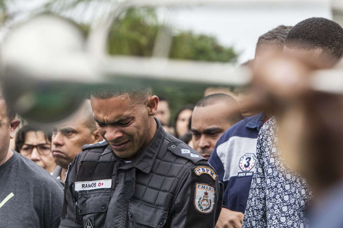Enterro do cabo da Polícia Militar Guilherme da Costa Penetra, lotado no 7º BPM (São Gonçalo) no Cemitério Memorial Parque Nycteroy, em Laranjal. Rj, 26 de agosto.