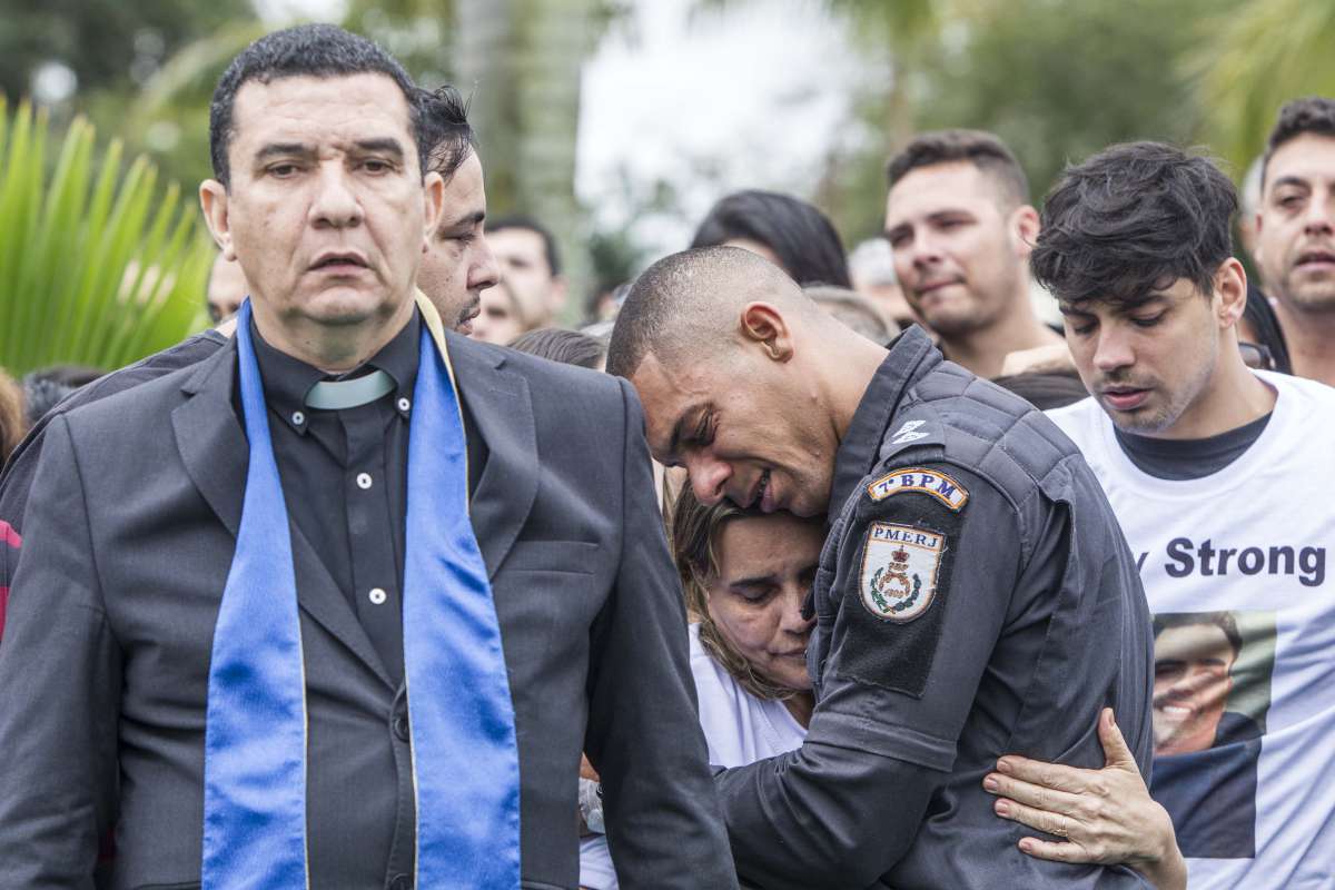 Enterro do cabo da Polícia Militar Guilherme da Costa Penetra, lotado no 7º BPM (São Gonçalo) no Cemitério Memorial Parque Nycteroy, em Laranjal. Rj, 26 de agosto.
