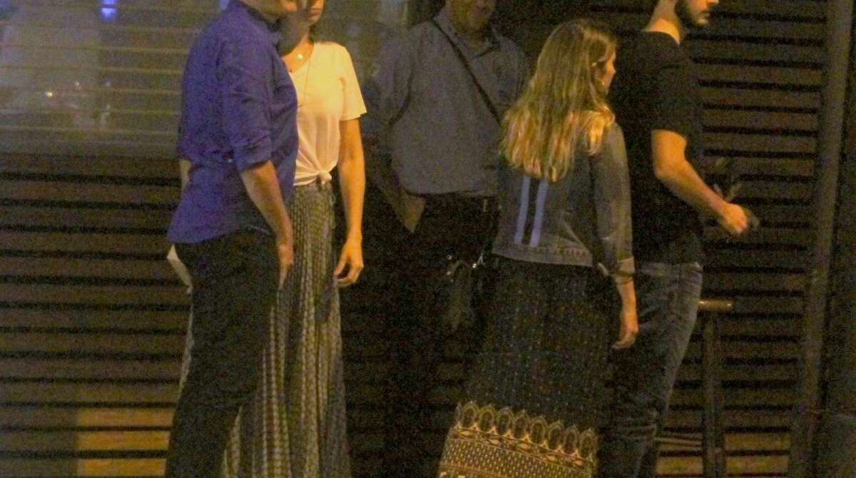 William Bonner vai a restaurante japonês com a noiva, Natasha Dantas, o filho, Vinicius, e a nora, Thalita