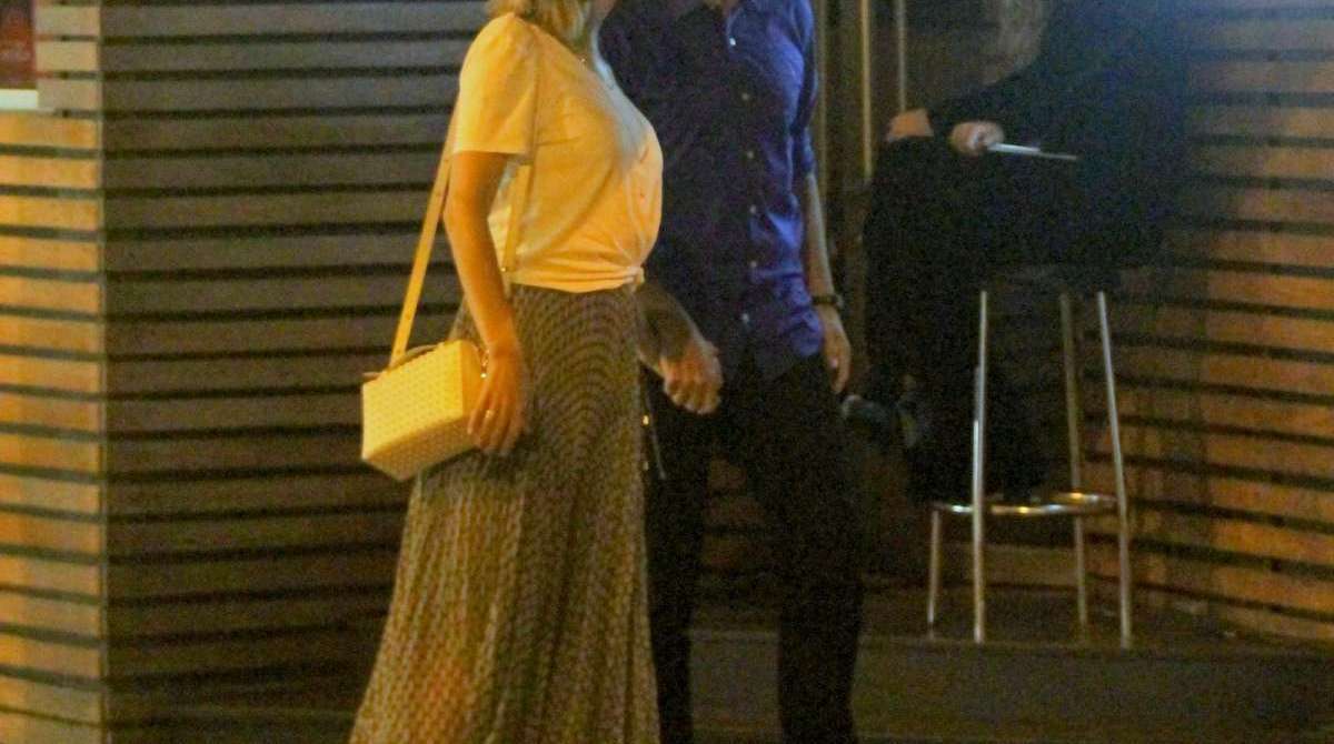 William Bonner vai a restaurante japonês com a noiva, Natasha Dantas, o filho, Vinicius, e a nora, Thalita