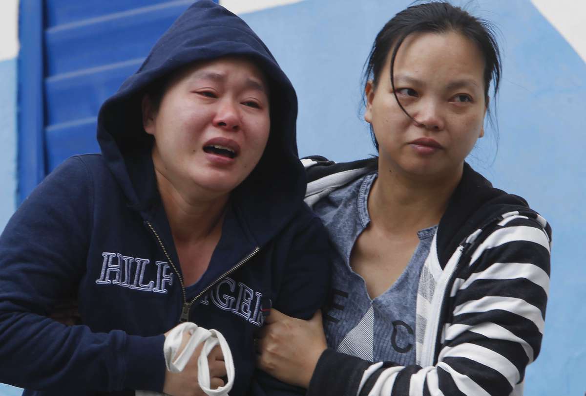 Filha (chorando) do Chin&ecirc;s WANG JINHONG, morto em Duque de Caxias durante um arrast&atilde;o na noite de domingo (26) na Baixada Fluminense. Parentes aguardam no IML para libera&ccedil;&atilde;o do corpo.  Foto  Severino  Silva Agencia O Dia Pol&iacute;cia, Morte, Tiro, Assalto,Inseguran&ccedil;a, Falta, Medo, Chin&ecirc;s, Morte, Viol&ecirc;ncia  - Severino Silva
