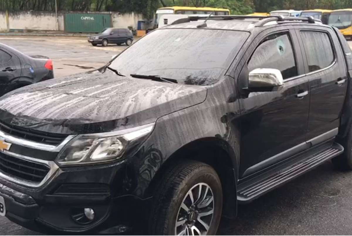 Carro de chinês morto em arrastão em Duque de Caxias foi atingido por pelo menos dois disparos 