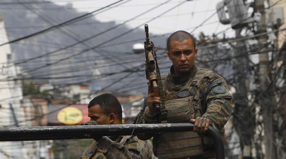Opera&ccedil;&atilde;o Policial no Morro de S&atilde;o Carlos para retirada da UPP,um morador teve o carro tombado pelo blindado na subida do morro,Paulo Maximiliano 
Foto  Severino  Silva Agencia O Dia