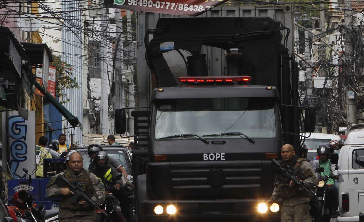 Opera&ccedil;&atilde;o Policial no Morro de S&atilde;o Carlos para retirada da UPP,um morador teve o carro tombado pelo blindado na subida do morro,Paulo Maximiliano 
Foto  Severino  Silva Agencia O Dia