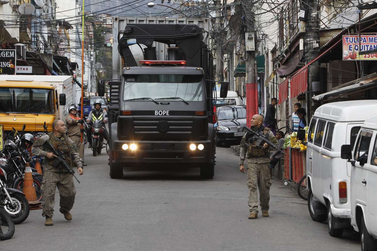 Opera&ccedil;&atilde;o Policial no Morro de S&atilde;o Carlos para retirada da UPP,um morador teve o carro tombado pelo blindado na subida do morro,Paulo Maximiliano 
Foto  Severino  Silva Agencia O Dia