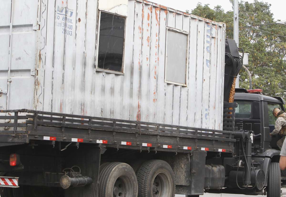 Opera&ccedil;&atilde;o Policial no Morro de S&atilde;o Carlos para retirada da UPP,um morador teve o carro tombado pelo blindado na subida do morro,Paulo Maximiliano 
Foto  Severino  Silva Agencia O Dia