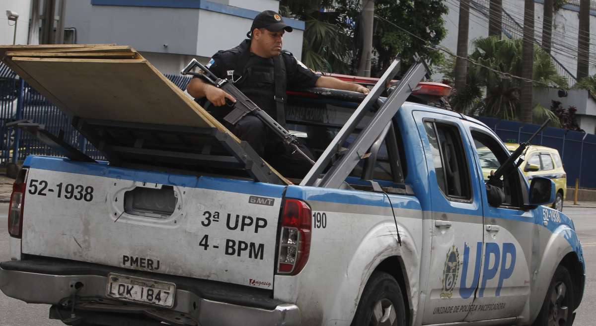 Opera&ccedil;&atilde;o Policial no Morro de S&atilde;o Carlos para retirada da UPP,um morador teve o carro tombado pelo blindado na subida do morro,Paulo Maximiliano 
Foto  Severino  Silva Agencia O Dia