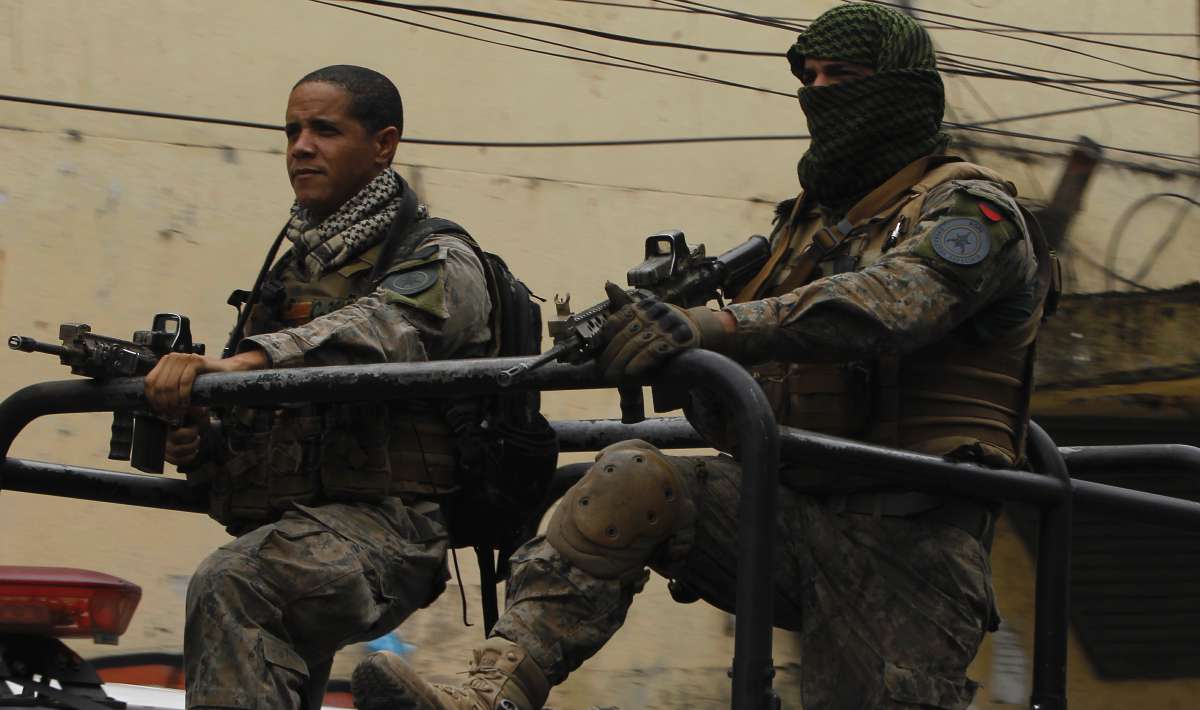 Opera&ccedil;&atilde;o Policial no Morro de S&atilde;o Carlos para retirada da UPP,um morador teve o carro tombado pelo blindado na subida do morro,Paulo Maximiliano 
Foto  Severino  Silva Agencia O Dia