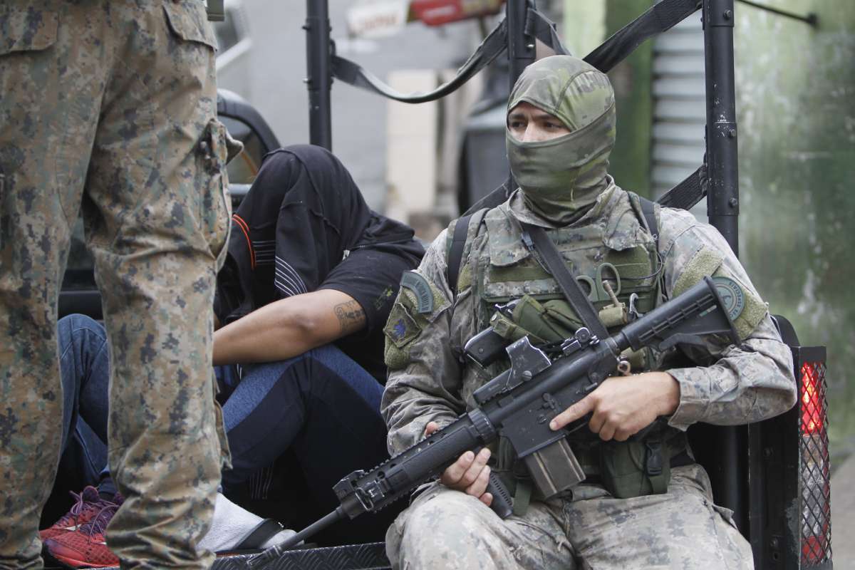 Opera&ccedil;&atilde;o Policial no Morro de S&atilde;o Carlos para retirada da UPP,um morador teve o carro tombado pelo blindado na subida do morro,Paulo Maximiliano 
Foto  Severino  Silva Agencia O Dia