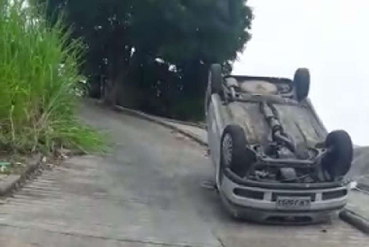 Morador teve carro virado e, segundo ele, o caveirão do Bope que arrastou o veículo