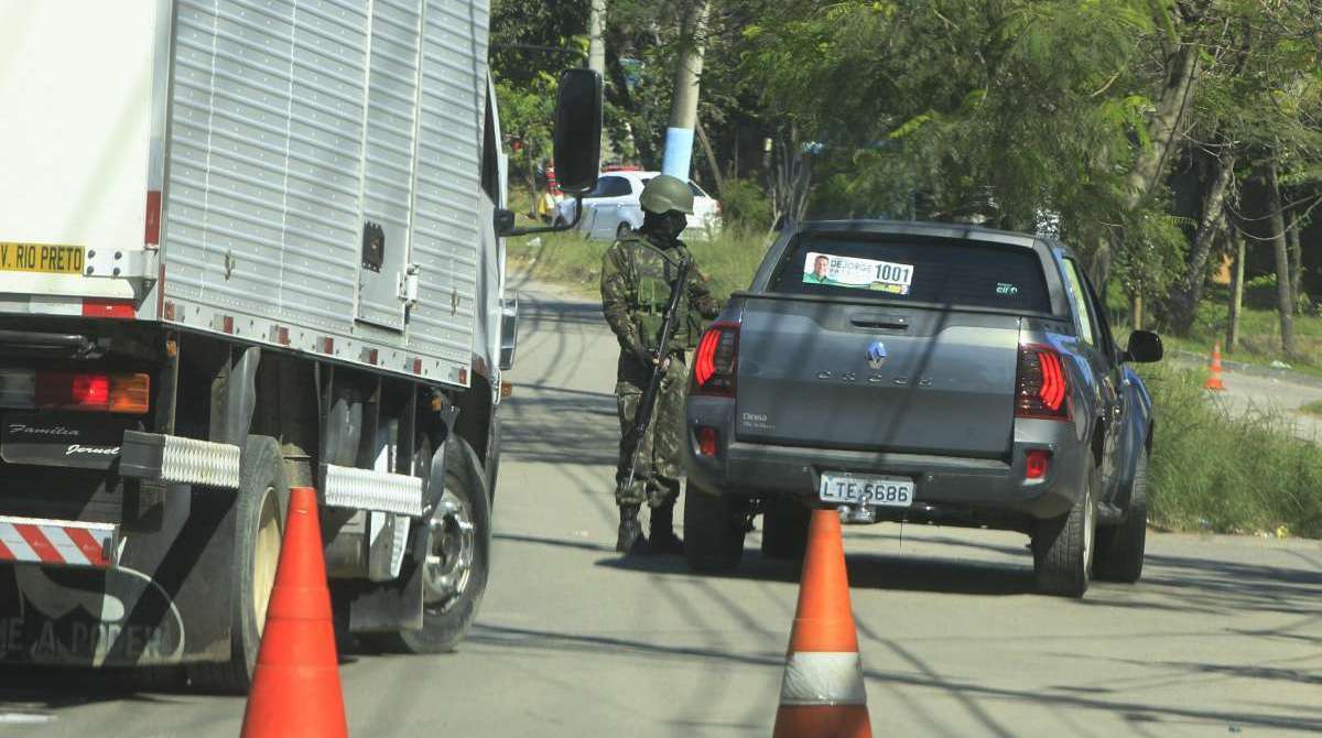 Opera&ccedil;&atilde;o das For&ccedil;as de Seguran&ccedil;a na favela do Salgueiro em S&atilde;o Gon&ccedil;alo. Tropas federais revistavam quem entrava ou saia do local.                         